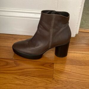 ECCO Motion 75 boots in gray/brown color size 7.